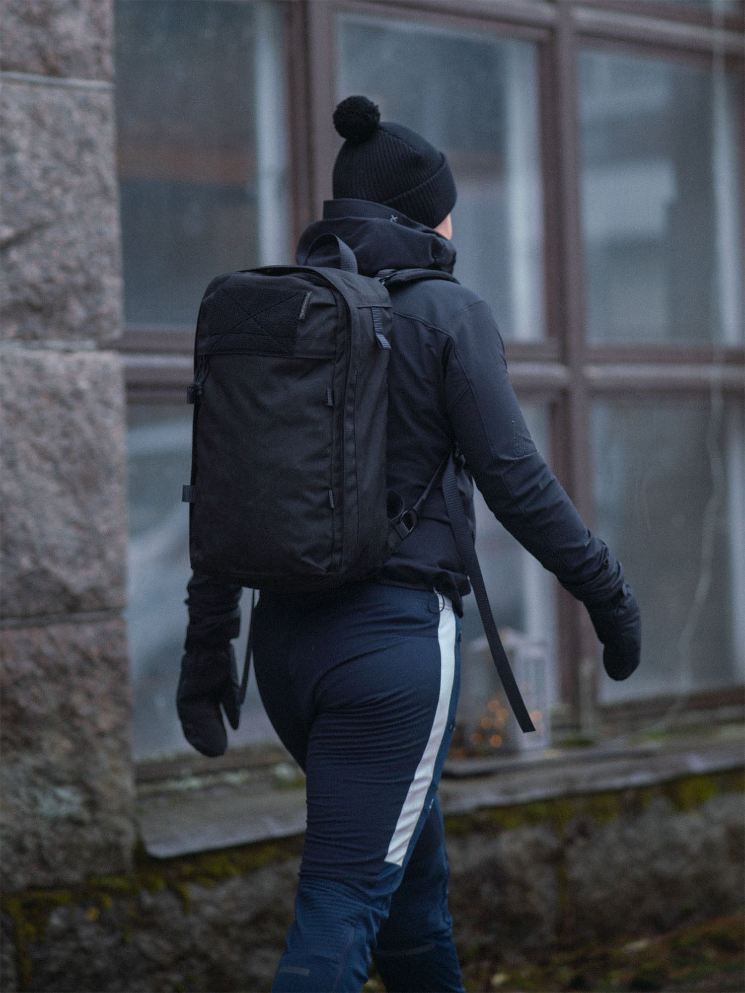 Musta Savotta Niukka 20L -paivareppu kaytossa ulkona